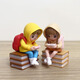 GELUN MIGN CARTONE BURANT CHARGET SMELLES ORNAGENTS CRÉATIVE OFFICE CÉRIENNE Mini couple Micro Landscape Decorations Deux personnes portant des sacs d'école