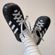 Zapatos adidas para hombres zapatos para mujeres otoño nuevos zapatos deportivos zapatos birkenstock zapatos de agujero al aire libre zapatillas de playa jh9848/negro/blanco 42