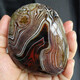 Agate naturel enveloppée de soie pour jouer avec une grande agate rayée en pierre brute pictogramme rouge Pictogramme étrange n ° 4840 objet réel