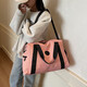 Neue koreanische Version Einfache und modische Fitnessstudio -Tasche für Männer Crossbody Tasche Kurzreisetasche Mädchen große Kapazität Leichtes Duffel Bag Pink Durchschnittsgröße