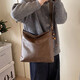 Großkapazitätstasche für Mädchen 2025 Neues Design Nische Single Schulter-Crossbody-Tasche Dreizwecker Rucksack-Tasche mit Anhänger Brown