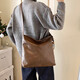 Großkapazitätstasche für Mädchen 2025 Neues Design Nische Single Schulter-Crossbody-Tasche Dreizwecker Rucksack-Tasche mit Anhänger Brown