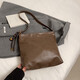 Großkapazitätstasche für Mädchen 2025 Neues Design Nische Single Schulter-Crossbody-Tasche Dreizwecker Rucksack-Tasche mit Anhänger Brown