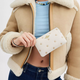 Coach (Coach) 16-Sterne-Print Reißverschluss Öffnung und geschlossenes Litschi-Muster Leder Kupplung Kleine Frauenkreide Multi-Color-Basis-Pack (Bake + Dust Bag)