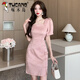 Peíaco carpintero Nuevo chino mejorado Cheongsam Skirt para mujeres Patch-botón Button Jacquard Summer Sumlar Square Puff manga Slit Falda de cadera 983-2 Rosa de cuero largo S