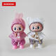 Cartoon Little Raincoat Labubu Baby Ropices de una generación de tres generaciones Labubu Cloth Glue Muñeca Boots Lindo Clothing Bots Bee No contiene un bebé