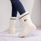 Japanische Mode neue Regenstiefel mit mittlerer Röhre für Frauen, die Wasserschuhe zum Auto tragen, das draußen im Sommer zum Meer eilt, um wasserdichte wasserdichte Stiefel 001 White plus wasserdicht zu sein, um nicht entfernt zu werden 40