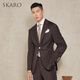 Skaro [mismo modelo] Skaro Coffee traje para hombres Suit para hombres Foro de negocios de alta gama Traje de boda Coffee Skg891a 42 [Top] Tamaño de los pantalones por favor
