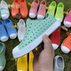 Chaussures de trou Chaussures pour enfants Summer Chaussures de trou pour enfants garçons et filles non glissés imperméables chaussures de plage creux sandales blanches 27 (la longueur intérieure C9 est d'environ 17,2 cm)