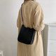 Premium strukturierte Frauentasche 2025 Neues modisches Crossbody-Tasche französische Breitbandpendler One-Shoulder Eimer Bag Schwarz
