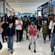 Yushu Intelligent Humanoid Double Foot G1 Roboter spielt Gehen und Tanzen Spring Festival Gala Gleicher Tanzroboter Hund Begrüßung Roboter Roboter Roboter für 1 Tag