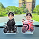 Yusenyi 2024 Ornements de voitures neuves, petites personnes secouant la tête, personnalisation, couple bébé, trois et quatre, décoration de voiture, secouant la tête, 867 modèles, modèles solaires à double usage