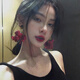 Carvelove French Retro Retro Rose Flower Pendientes Lectin Super Fairy Red Nicho Temperamento Vacaciones Joyas de boda EH1396 Red Rose Ear Clip Broche