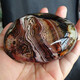 Agate naturel enveloppée de soie pour jouer avec une grande agate rayée en pierre brute pictogramme rouge Pictogramme étrange n ° 4840 objet réel