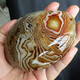 Agate naturel enveloppée de soie pour jouer avec une grande agate rayée en pierre brute pictogramme rouge Pictogramme étrange n ° 4840 objet réel