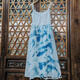 Aoschengko Tie-Dye-Hosentender-Kleid Yunnan immaterielles kulturelles Erbe blau handgefertigtes literarisches und künstlerisches Reisefotografie-Outfit von Frauen