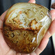Agate naturel enveloppée de soie pour jouer avec une grande agate rayée en pierre brute pictogramme rouge Pictogramme étrange n ° 4840 objet réel