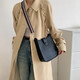 Premium strukturierte Frauentasche 2025 Neues modisches Crossbody-Tasche französische Breitbandpendler One-Shoulder Eimer Bag Schwarz