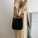 Premium strukturierte Frauentasche 2025 Neues modisches Crossbody-Tasche französische Breitbandpendler One-Shoulder Eimer Bag Schwarz