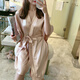Camiseta Yalu para mujeres en verano 2025 Nuevo pijamas de moda sexy y gama blanca delgada en la mitad de longitud de marrón BQY_5012# bata de manga corta S