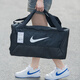 Nike (nike) большие сумки для фитнеса для приоритетной сумки. Сумка сухой мокрое отделение плавание с одним плечами.