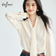 
Evely Jiang Xin endorses basic silhouette V-neck streamer shoulder-covered pleated cuffs pearl button fashion top 2025 autumn suit warm velvet white M 105-115Jin [Jin equals 0.5 kg]