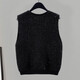 She wears slimming knitted vest for women 2025 autumn new style temperament V-neck pullover vest