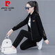 Pierre Cardin Gold Velvet Sports Drei-teiliges Set für den Frühling und Herbst für Frauen 2023 Neue modische und modische altersreduzierende Cord-Sweatshirt 9866 Bohnenpaste Red (Drei-teiliger Cord-Set) XL 111-120jin [Jin gleich 0,5 kg]