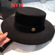 NY-NYM Sombrero de Jazz de Lana de Moda Retro de Estilo británico Sombrero de Mujer Marca de Moda Sombrero Plano de Todo fósforo de la alta sociedad francesa Sombrero Blanco + Banda Negra M (56-58 cm)