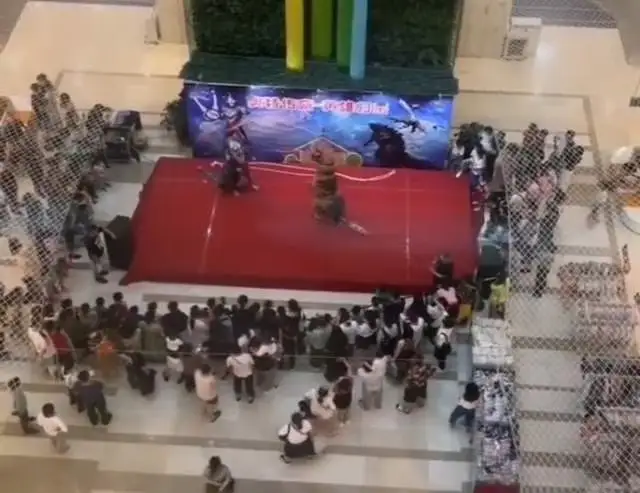 钟祥某商场动漫表演奥特曼被打败，数十名孩子冲上台围殴怪兽人偶