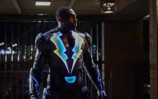 DC黑人超级英雄《黑闪电》美剧即将上映，正面对决漫威《黑豹》！