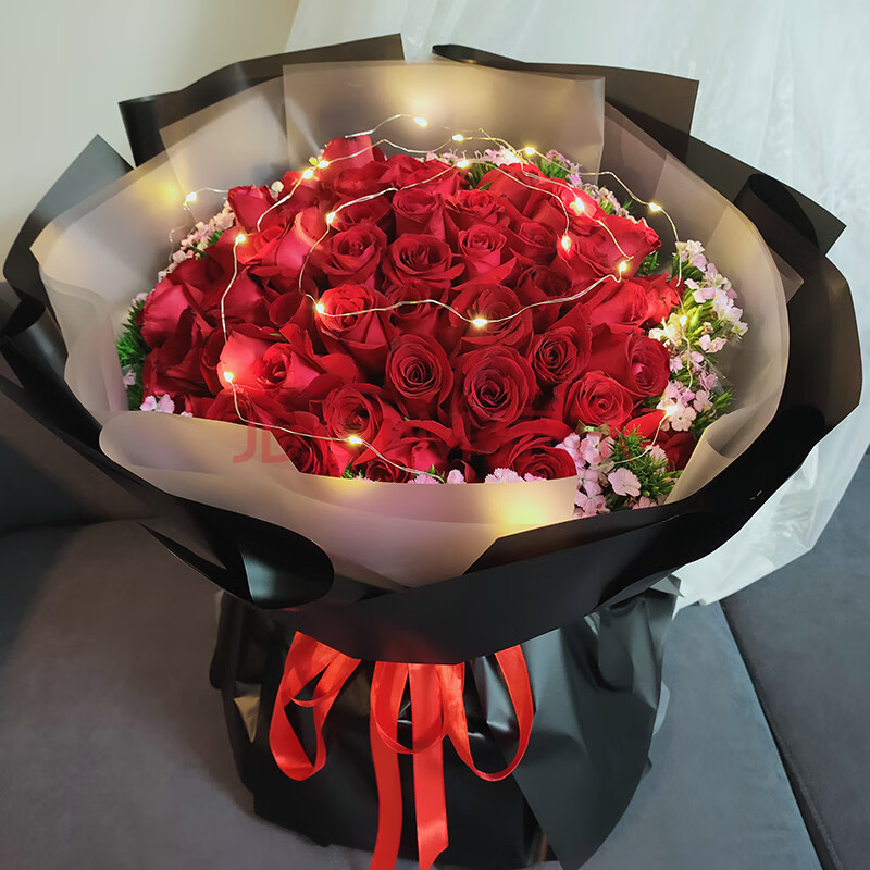 红粉白香槟玫瑰,也可以搭配百合寓意纯洁的友谊6朵玫瑰寓意较适合顺心