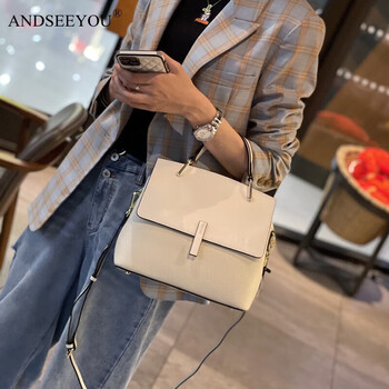 luvistrue联名女士斜挎包新款真皮包包女包质感斜挎包女大容量米白色