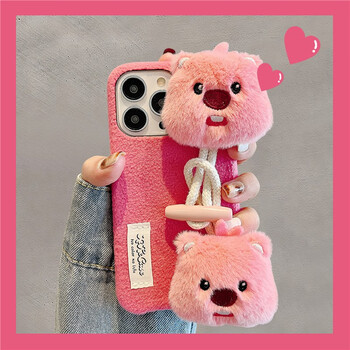 适用苹果15手机壳iphone14promax秋冬绒布海狸腕带13可爱新款12网红女