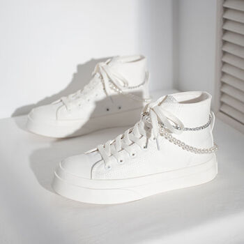 姗存少女搭配裙子的小白鞋中高中学生运动板鞋百搭高帮帆布鞋设计珍珠