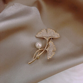 周生生精美饰品银杏胸针女设计感小众珍珠别针防走光丝巾扣固定衣珍珠