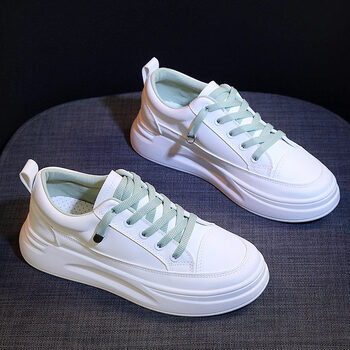 女生穿的小白鞋子女夏季初中生女鞋子新款薄款百搭运动透气板鞋厚底白