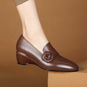 达芙妮复古棕色坡跟女单鞋百搭花朵2023年春秋季新款中口女鞋真皮深