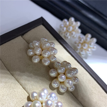 珠宝首饰>银饰>银耳饰>彩芷>彩芷《多米>通体天然淡水米粒珍珠球耳钉