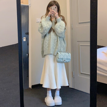 新款少女秋冬奶系穿搭，法式桔梗高级感两件套装 浅绿毛衣+米白鱼尾裙