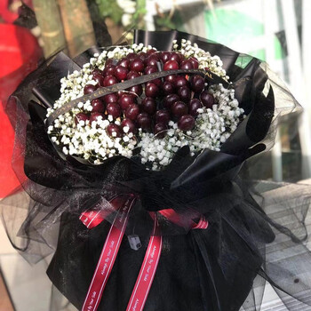 52颗车厘子满天星花束