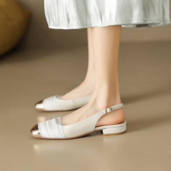 奕珂百丽2023夏天新品牛皮包头凉鞋女金属头方头低跟平底鞋米白色后绊