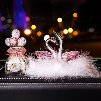 适用于车内饰品摆件精致创意网红汽车车载中控台摆件女水晶羽毛天鹅车