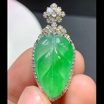 月亮阿姨翡翠冰种阳绿叶子吊坠18k镶嵌缅甸a货翡翠女款珠宝项链节日