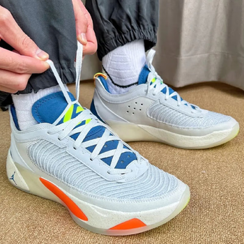 自菅东契奇卢卡一代篮球鞋 luka1兔年低帮气垫耐磨减