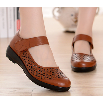 妈妈凉鞋软底中老年凉鞋女夏季平底中年女洞洞鞋大码女鞋老人家皮凉鞋