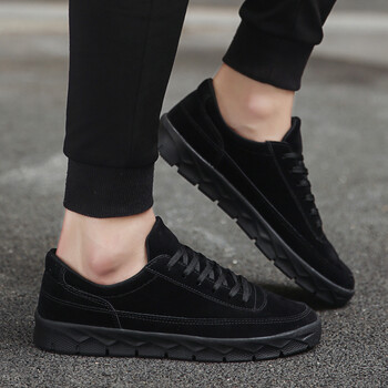 品牌冬天纯黑色板鞋男学生韩版潮流男鞋休闲个性全黑鞋子冬鞋青年潮鞋