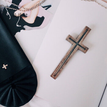 诚德轩{lamps} 胸前闪亮耀眼的点睛之笔 银色金属装饰十字架胸针 银色