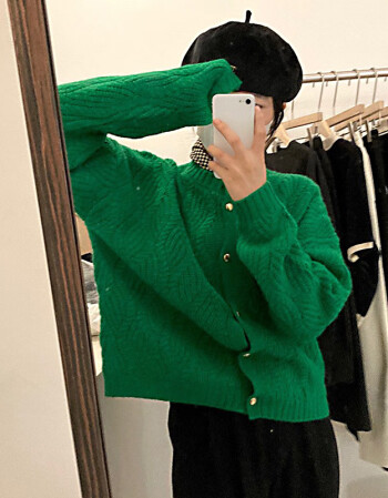 绿色毛衣搭配黑色外套图片