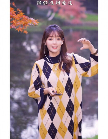 抖音网红周周珍可爱兔子牙同款毛衣撞色菱形格子开叉连衣裙含腰带